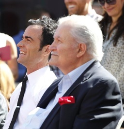 En la ceremonia estuvieron presentes el novio de Aniston, Justin Theroux y su papá el también actor John Aniston